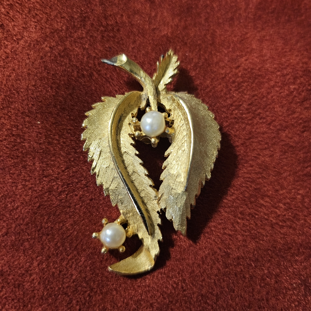 Beautiful Brooch Pin Gold Tone 2 Leaf  Vein Stem 2 Faux Pearl 2"